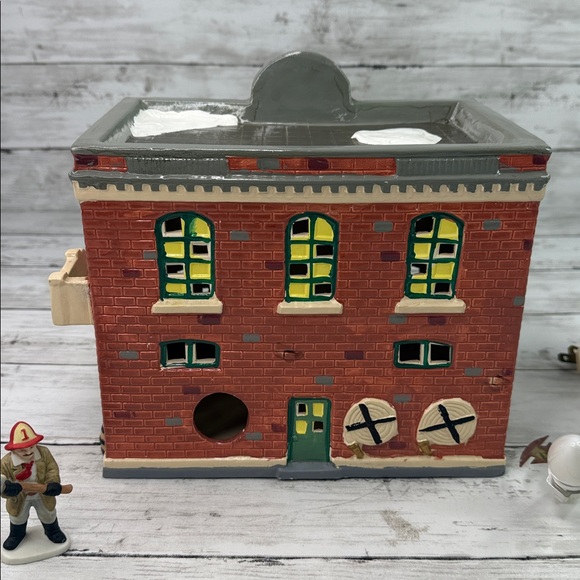 Dept 56 FIREHOUSE Snow Christmas Village vintage 1987 with Lefton Firefighter - Picture 4 of 7